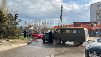 Новости » Криминал и ЧП: В Керчи утро началось с аварии