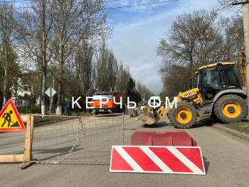 Новости » Общество: В Керчи ремонтируют провал дороги на Орджоникидзе