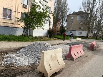 Новости » Общество: Керчан удивил ремонт кусочка дороги на Льва Толстого