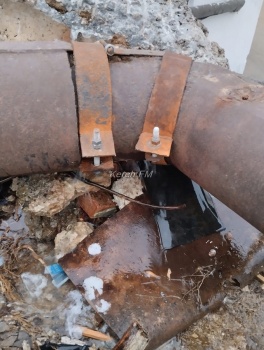 Новости » Коммуналка: Чистая вода бьет фонтаном из труб за домами по Ульяновых
