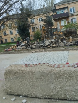Новости » Общество: На Орджоникидзе с другой стороны открыли дорогу в месте, где провалился асфальт