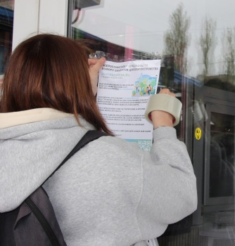 Новости » Общество: Волонтеры помогают керчанам проголосовать за территорию для благоустройства в 2024