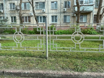 Новости » Общество: На Свердлова в Керчи покосили траву и одуванчики