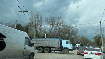 Новости » Криминал и ЧП: В центре Керчи образовалась пробка из-за сломавшегося грузовика