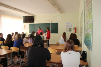 Новости » Общество: Волонтеры помогают студентам в Керчи  проголосовать за благоустраиваемую территорию