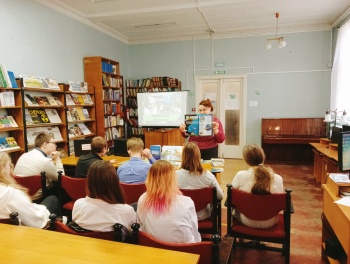 Новости » Культура: Керченским школьникам в библиотеке рассказали о писателях-натуралистах