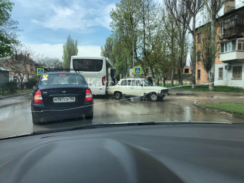 Новости » Криминал и ЧП: В Аршинцево столкнулись автобус и «ВАЗ»