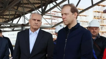 Новости » Общество: Мантуров и Аксенов посетили судостроительный завод в Керчи