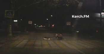 Новости » Криминал и ЧП: Два пешехода ночью отдыхали на проезжей части в Керчи