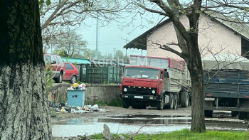 В районе ж/д переезда на Кирова водители грузовиков устроили свалку