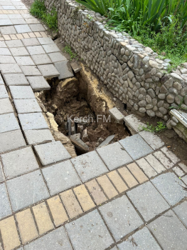 Новости » Общество: На ул. Курортной в Керчи провалилась часть тротуара