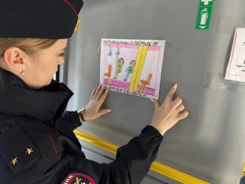 В керченских автобусах появились детские рисунки на тему дорожной безопасности