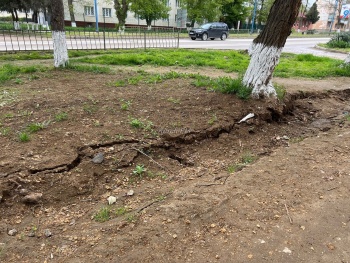 В Керчи еще в одном месте проваливается земля у тротуара после дождя