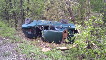 Двое крымских подростков решили покататься: автомобиль вылетел с дороги и врезался в дерево