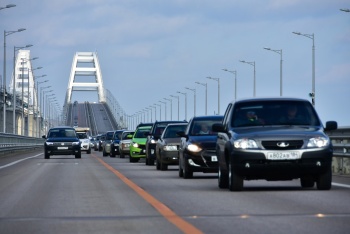 Новости » Общество: На Крымском мосту сократили время ожидания на досмотр, - Аксенов