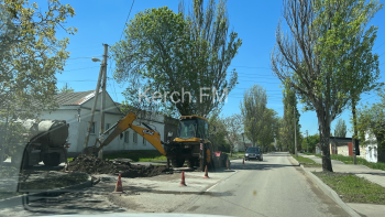 Новости » Общество: Снова разрыли новый асфальт: на Комарова устраняют порыв водовода