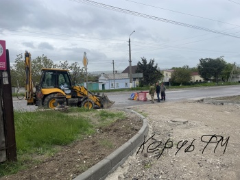 Новости » Общество: Провал на Чкалова в Керчи оградили