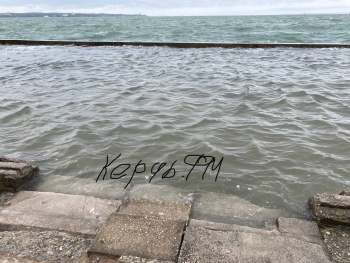 Новости » Общество: Набережная в Керчи медленно уходит под воду
