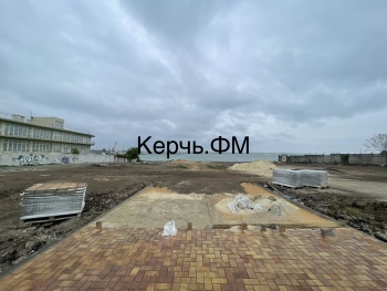 Новости » Общество: Продолжение керченской колоннады через дорогу: участок у моря разметили и мостят плиткой