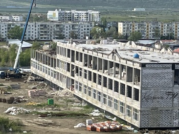 Новости » Криминал и ЧП: По утрам на стройке школы в Керчи наблюдается много народа