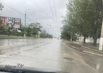 Новости » Общество: Яма на перекрестке Фурманова - Горького в Керчи стала глубже