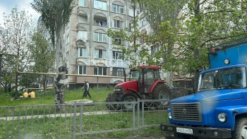 Новости » Общество: На Генерала Петрова устраняют порыв водовода