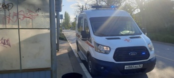 Новости » Общество: Керчане спасали молодого мужчину, которому стало плохо в автобусе