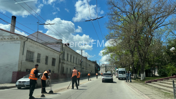 Новости » Общество: В Керчи осужденные убирали дорогу на Адмиралтейском проезде