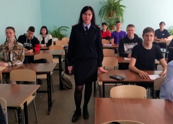 Новости » Общество: Полицейские провели уроки мужества в школах Керчи