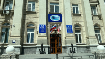 Новости » Общество: Вход в здание керченского ЮгНИРО украсили якорями