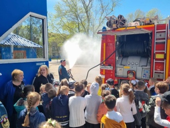 Новости » Общество: Керченские школьники побывали на экскурсии в пожарно-спасательной части