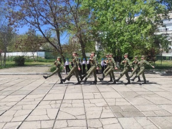 Новости » Общество: Старшеклассники приняли участие в военно-спортивной игре «Орленок» в Керчи
