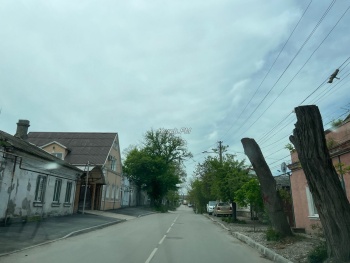 Новости » Общество: Несправедливо: керчане не понимают, почему асфальт на тротуаре по 23 Мая уложили лишь с одной стороны