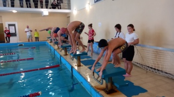Новости » Спорт: Эстафета по плаванию среди школьников прошла в Керчи