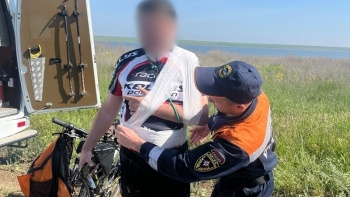 Новости » Общество: Спасатели помогли велосипедисту, упавшему в водоем в Ленинском районе