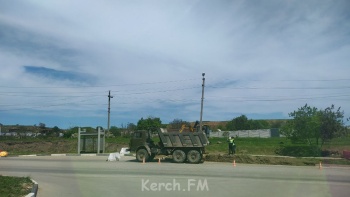 Новости » Общество: На Куль-Обинском шоссе в районе остановки Марат-5 ведут дорожные работы