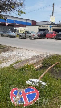 Новости » Общество: А рядом ГАИ… Упавший после ДТП в Керчи дорожный знак до сих пор не восстановили