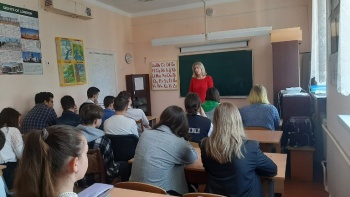 Новости » Культура: В Керченской библиотеке прошла дискуссия «Кем быть? Каким быть?» для школьников
