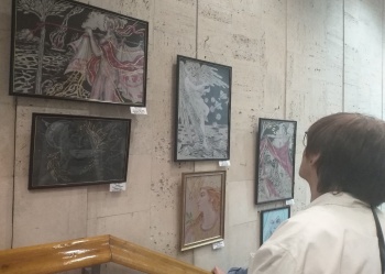 Новости » Культура: В Картинной галерее открылась выставка Ирис Аполло «Прикосновение к Античности»