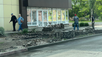 Новости » Общество: На Кирова около СРЗ начали разбирать восстановленный тротуар