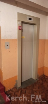 Новости » Коммуналка: Пенсионеров заблокировали  в квартирах неработающим лифтом в Керчи
