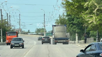 Новости » Общество: Керчане боятся, что из-за фур могут лишиться Горьковского моста