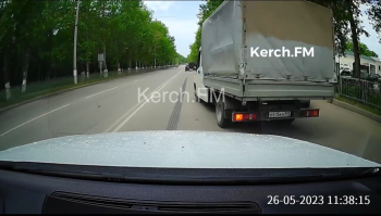 Новости » Общество: В Керчи чуть не произошла авария из-за наглого водителя «ГАЗели»