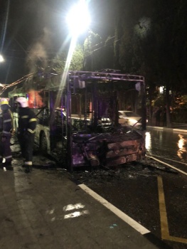 Новости » Криминал и ЧП: В Ялте сгорел целый троллейбус