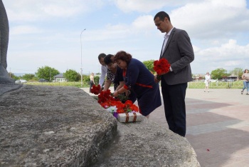 Новости » Общество: Руководство города и ветеранские организации принесли в Аджимушкай цветы