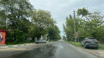 Новости » Общество: Дорогу на Кирова затапливает водой и это не из-за дождя