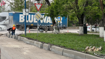Новости » Общество: Устанавливают бордюры: на Кирова частично перекрыли часть дороги