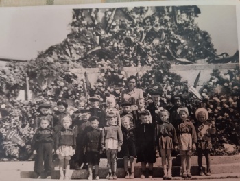 Новости » Общество: Показухи не нужно: керчане показали архивное фото после 9 Мая на Митридате