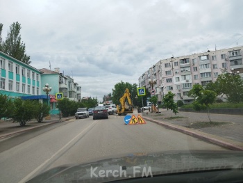 Новости » Общество: На Самойленко в Керчи экскаватор опять роет асфальт