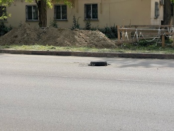 Новости » Общество: Глубокую яму на дороге по Орджоникидзе закрыли покрышкой